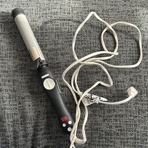 BEACHWAVER S-SERIES - 1.25
Rotating Curling Iron